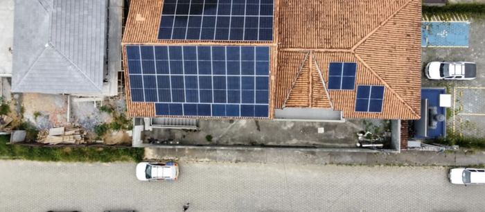 Vista aérea de telhado cerâmico com painéis solares instalados no Jala SPA