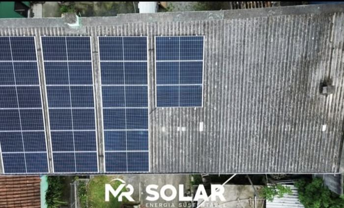 Vista aérea de painéis solares em telhado de fibrocimento