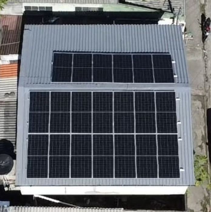 Vista aérea de painéis solares em telhado metálico